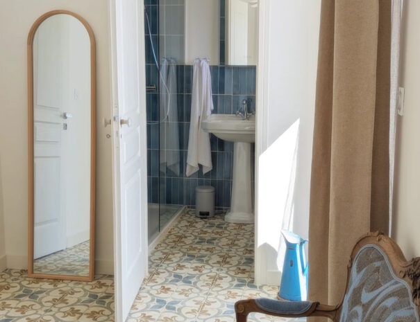 chambre avec salle de bain privative